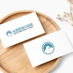 展示客製名片，印有品牌圖示