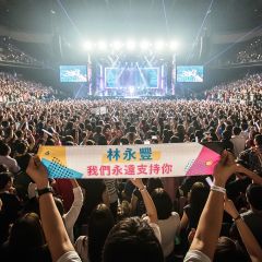 客製手拉旗應用於演唱會
