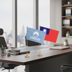 客製桌上旗放於辦公桌
