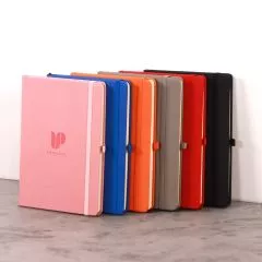綁帶皮革筆記本直立展示