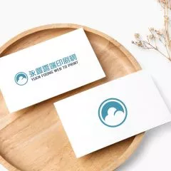 展示客製名片，印有品牌圖示